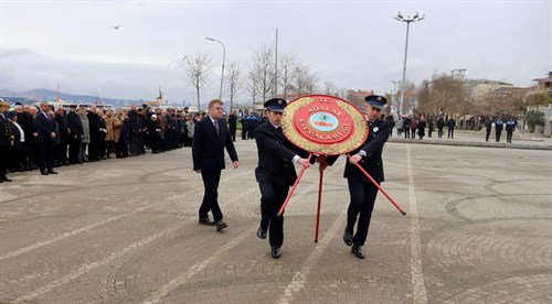 Kaymakamımız Abdurrahman İNAN,18Mart Şehitleri Anma Günüve Çanakkale Deniz Zaferi münasebetiyle Atatürk Anıtında yapılan Çelenk Sunma Törenine Katıldı