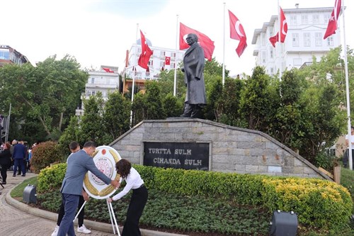 19 Mayıs Atatürk’ü Anma, Gençlik ve Spor Bayramı Dolayısıyla İlçe Gençlik ve Spor Müdürümüz Onur Başar, Atatürk Anıtı’na Çelenk Sunumu Gerçekleştirdi.