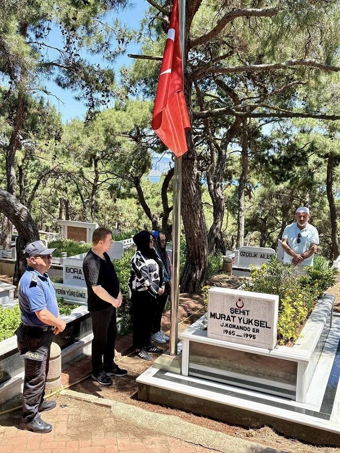 Kaymakamımız Abdurrahman İNAN ve eşi hanımefendi, Şehit Murat YÜKSEL'in kabrini ziyaret edip akabinde Şehidimizin kıymetli ailesini ziyaret etti.