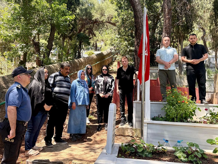 Kaymakamımız Abdurrahman İNAN ve eşi hanımefendi, Şehit Dursun KESER'in kabrini ziyaret edip akabinde Şehidimizin kıymetli ailesini ziyaret etti.