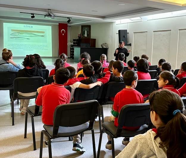 Adalar İlçe Tarım ve Orman Müdürlüğü'nce Büyükada Şehit Murat Yüksel İlkokulu 3. Sınıf Öğrencilerine Balık Yemenin Faydaları Hakkında Eğitim Verildi.