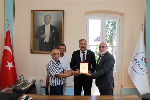 Ali Osman Var Camii Derneği Başkanı, Başkan Yardımcısı ve Dernek Genel Sekreterinden Kaymakamımız Dr. Mustafa Ayhan’a Plaket Takdim Edildi.