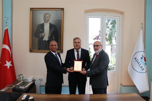 Kaymakamımız Dr. Mustafa Ayhan’a Büyükada Hamidiye Camii Derneği Başkanı Fahrettin Özdemir ve Dernek Genel Sekreteri Özer Kangür Plaket Takdim Etti.